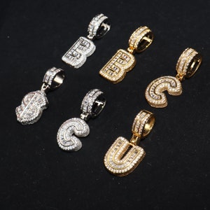 Crystal Letter A Gold Short Pendant Necklace In White Crystal | Kendra - Foto 2