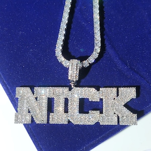 Colar com pingente de nome personalizado com letras de baguete gelada, corrente de colar com placa de nome personalizada, joia com nome personalizado com corrente de tênis, presente para ela