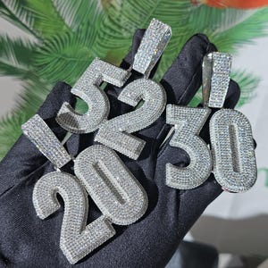Colgantes de collar con número de cumpleaños personalizados con hielo, cadena de collar con placa de nombre personalizada, dijes de letras personalizados, regalos personalizados para miembros del equipo
