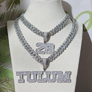 Aangepaste Iced Out-diamanten nummer- en naamhangers met Cubaanse ketting van 12 mm, aangepaste verjaardagsketting, sieradencadeaus voor haar, cadeau voor hem