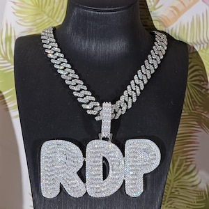 Wisiorek z literą bagietki Iced Out Custom: łańcuszek kubański o długości 12 mm, biżuteria hip-hopowa