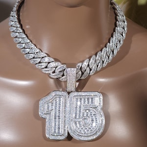 Cadena de eslabones cubanos de 18 mm con nombre, colgante personalizado con letras y números, estilo hip hop, collar personalizado con detalles de hielo, regalos para rapero.