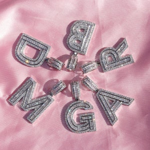 Silver Iced Out Zircon Big Baguettes Letters Collar colgante inicial con cadena de tenis, joyería de hip hop, regalos para él, joyería de cumpleaños
