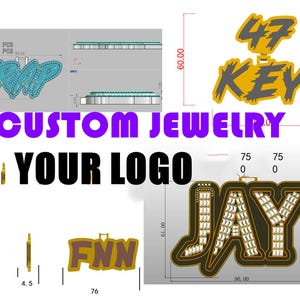 Op de afbeelding: Afbeelding met op maat gemaakte sieradenontwerpen, waaronder een hanger met het woord "TRAP" in turkooizen stenen en een andere met "47 KEY". De tekst "CUSTOM JEWELRY" en "YOUR LOGO" zijn ook zichtbaar.