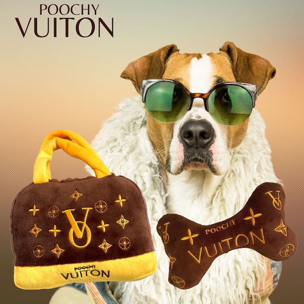 Cadeaux uniques pour chien - Jouets design pour chien - Sac à main Poochy Vuiton, jouet pour chien et os en peluche assorti avec couineurs. Coffret cadeau idéal pour chien/chiot