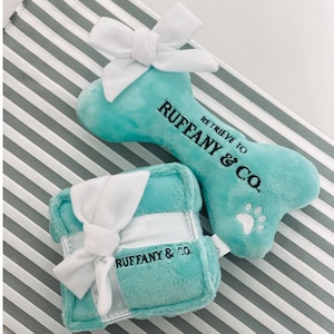 Cadeaux pour chien - Peluches de luxe pour chiens - Coffret cadeau Ruffany & Co. et os assorti - Jouet amusant pour chien. Nouveau cadeau pour chiot. Cadeaux d&#39;anniversaire pour chien