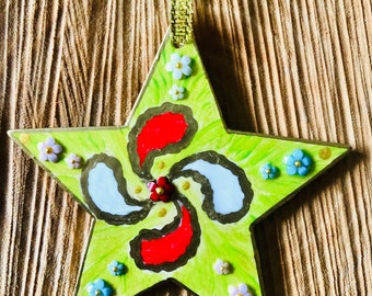 Peinture sur Bois, Décoration de Noël, Étoile de Noël Croix Basque, Peint à la Main + 1 Pendentif Piment d’Espelette a détacher.