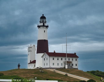 Impression phare de Montauk : paysage marin ciel nuageux
