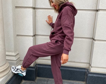 maroon sweatpants outfit