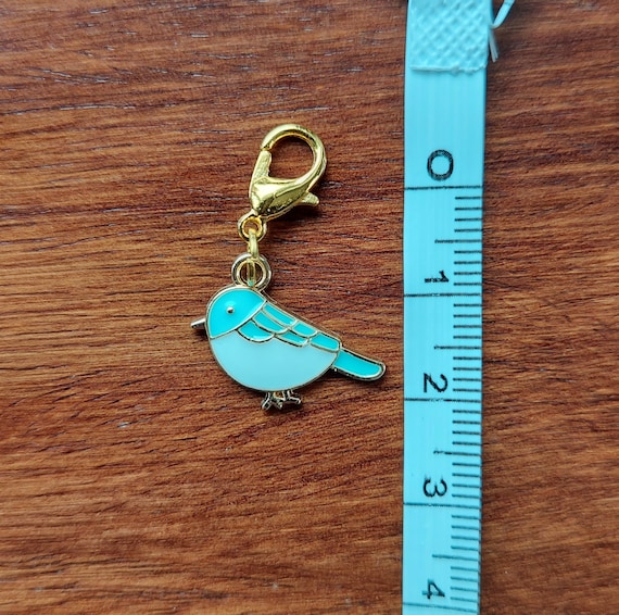 Eulenwolle bastelt - handgefertigte Maschenmarkierer / Fortschrittsmarkierer "Spatz" emailliert mit goldfarbenen Karabiner bis NS 5,5
