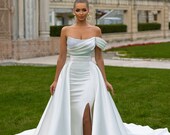 The wedding dress is designed extremely luxuriously with a wide skirt to help you look like a queen when appearing before the party.
