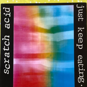 Könnte beinhalten: Ein schwarzes und weißes Schallplattencover mit einem Regenbogen-Farbverlauf. Der Text auf dem Cover lautet "scratch acid" und "just keep eating."