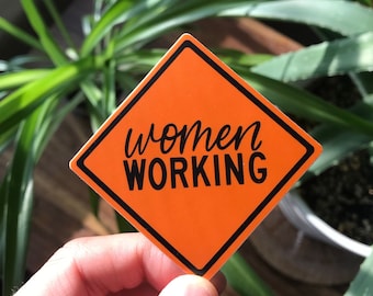 Autocollant femme travaillant, autocollant STEM, femmes dans la construction, autocollant ingénieur en construction, autocollant féministe, femmes de carrière