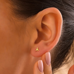 Pendientes de oro macizo de 14 quilates con letras súper pequeñas, pendientes con iniciales, el mejor regalo de Navidad, el mejor regalo para mamá, pendientes pequeños con botón, regalo personalizado