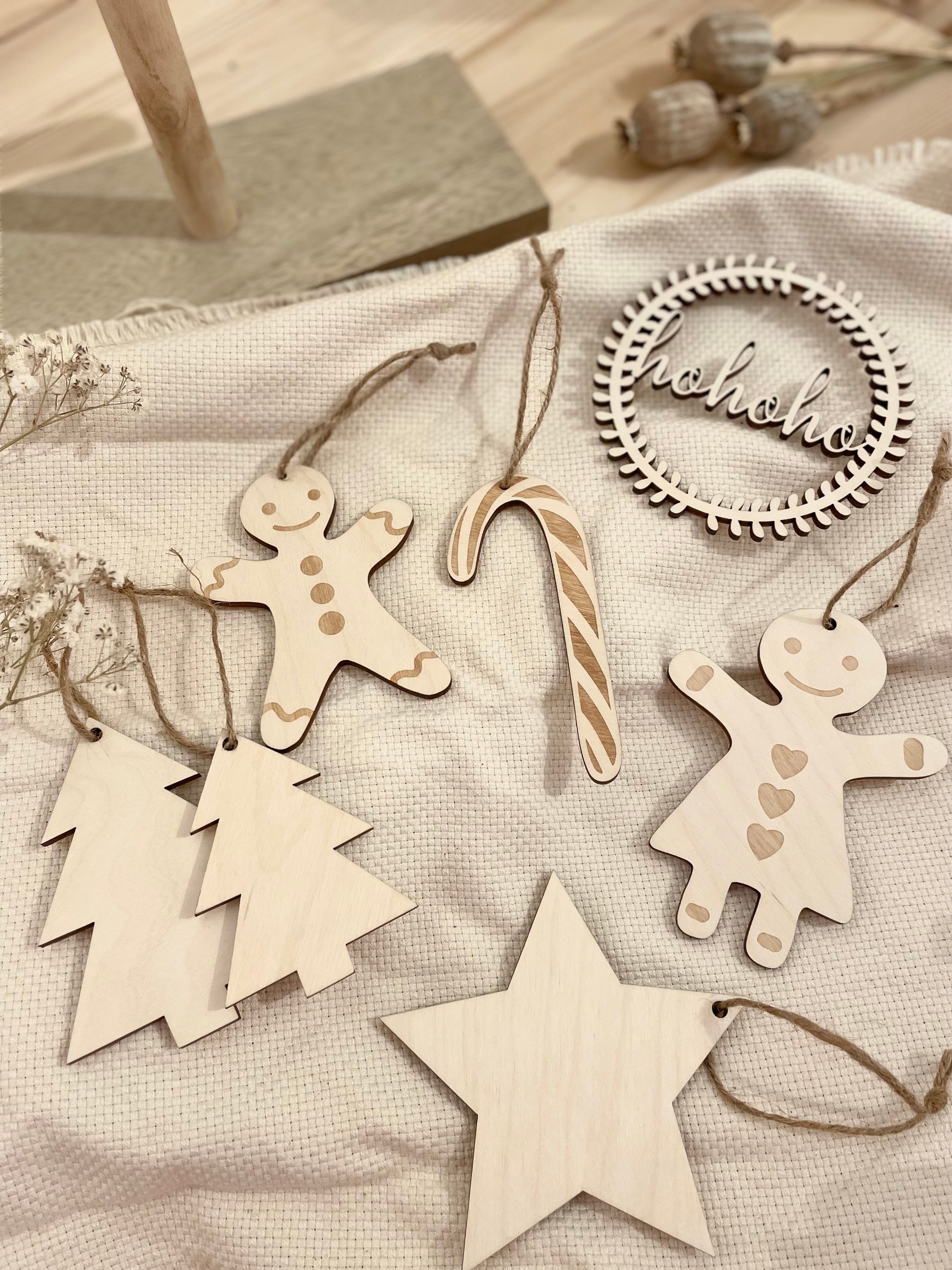 Geschenkanhänger Weihnachten personalisiert, Stern mit Namen, Holz – artergo