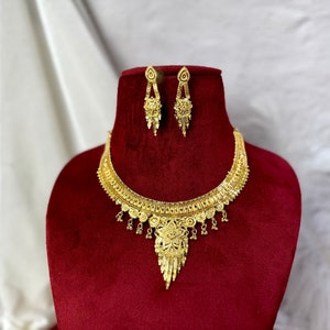Artificial jewellery in gold look hot sale
