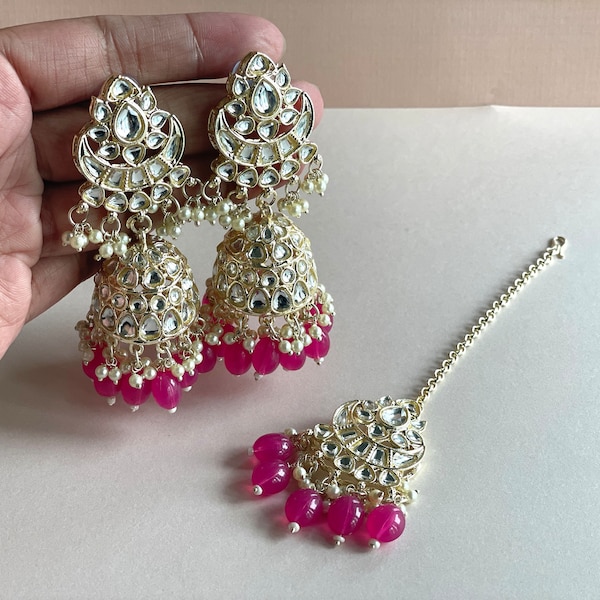 Magenta Tikka Set Kundan rose Jhumkas Pearl Tikka Set Sangeet Tikka Set Gold Indian Tikka Gold Boucles d'oreilles indiennes tikka rose foncé