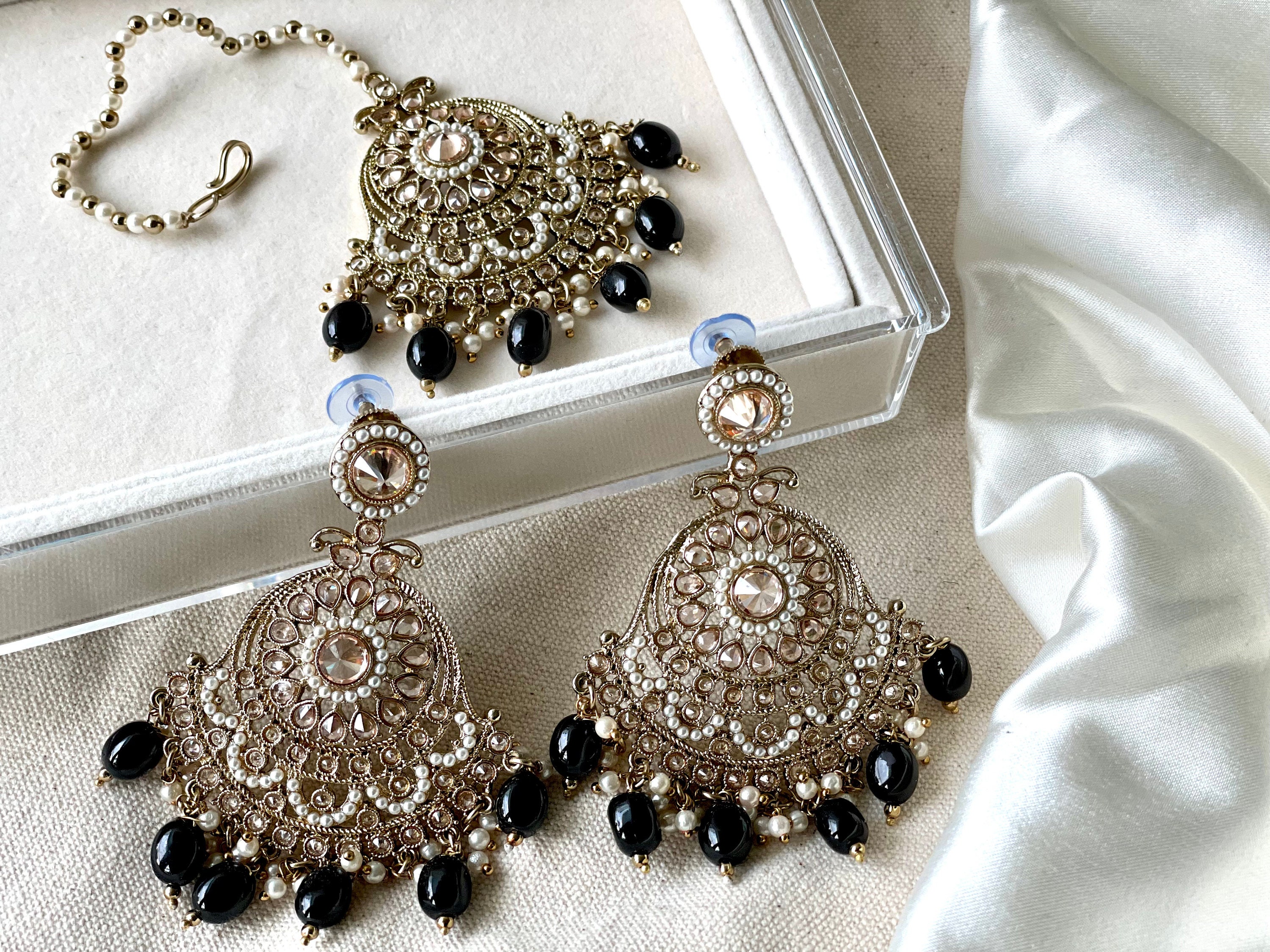 Black earrings sale with maang tikka