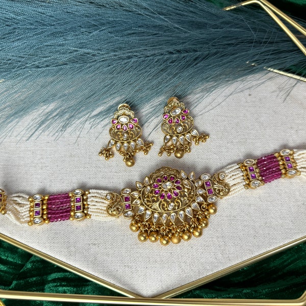 Ensemble de bijoux Kundan en or magenta du sud de l'Inde, ras de cou rose et blanc, tour de cou en plaqué or, bijoux de temple en or antique Charisma 1007