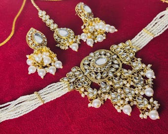 Indiase Kundan-chokerset: Pearl Jhumkas & Tikka