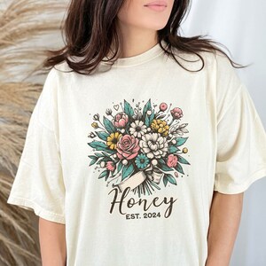 Camiseta "Abuela EST", camiseta "Miel para la abuela", regalo para la futura abuela, camiseta "Ascenso a Miel", nueva abuela, revelación de embarazo para la abuela