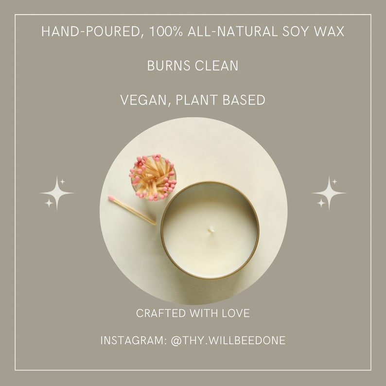 Pu&ograve; includere: Una scatola rotonda in metallo dorato contenente cera di soia bianca con uno stoppino centrale, accompagnata da un piccolo barattolo di vetro con fiammiferi dalla punta rosa. Il testo recita: HAND-POURED, 100% ALL-NATURAL SOY WAX, BURNS CLEAN, VEGAN, PLANT BASED, CRAFTED WITH LOVE, INSTAGRAM: @THY.WILLBEEDONE.