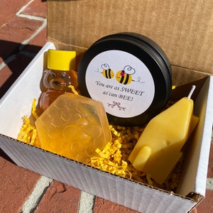 Welcome Home Gift Box with Raw Pure Honey, Beeswax Candle and Soap Gift Set, New Home Housewarming Gift, Bee Gift Box, Client Corporate Gift bild 1