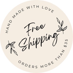 Pu&ograve; includere: Un adesivo circolare beige con testo nero che recita HAND MADE WITH LOVE, Free Shipping e ORDERS MORE THAN $35. Il design include due illustrazioni a tratto nero di rami frondosi posizionate sui lati sinistro e destro dell'adesivo.