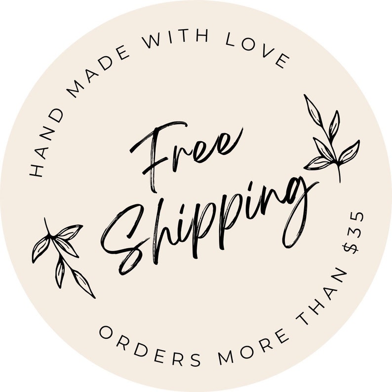 Pu&ograve; includere: Un adesivo circolare beige con testo nero che recita HAND MADE WITH LOVE, Free Shipping e ORDERS MORE THAN $35. Il design include due illustrazioni a tratto nero di rami frondosi posizionate sui lati sinistro e destro dell'adesivo.