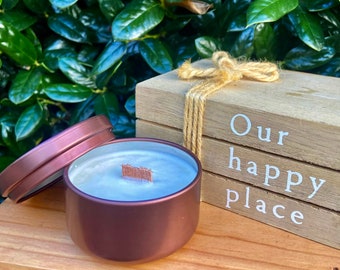 Velas de soja en lata de 2 oz, marca privada, color bronce, con aroma a miel, sin etiquetar.