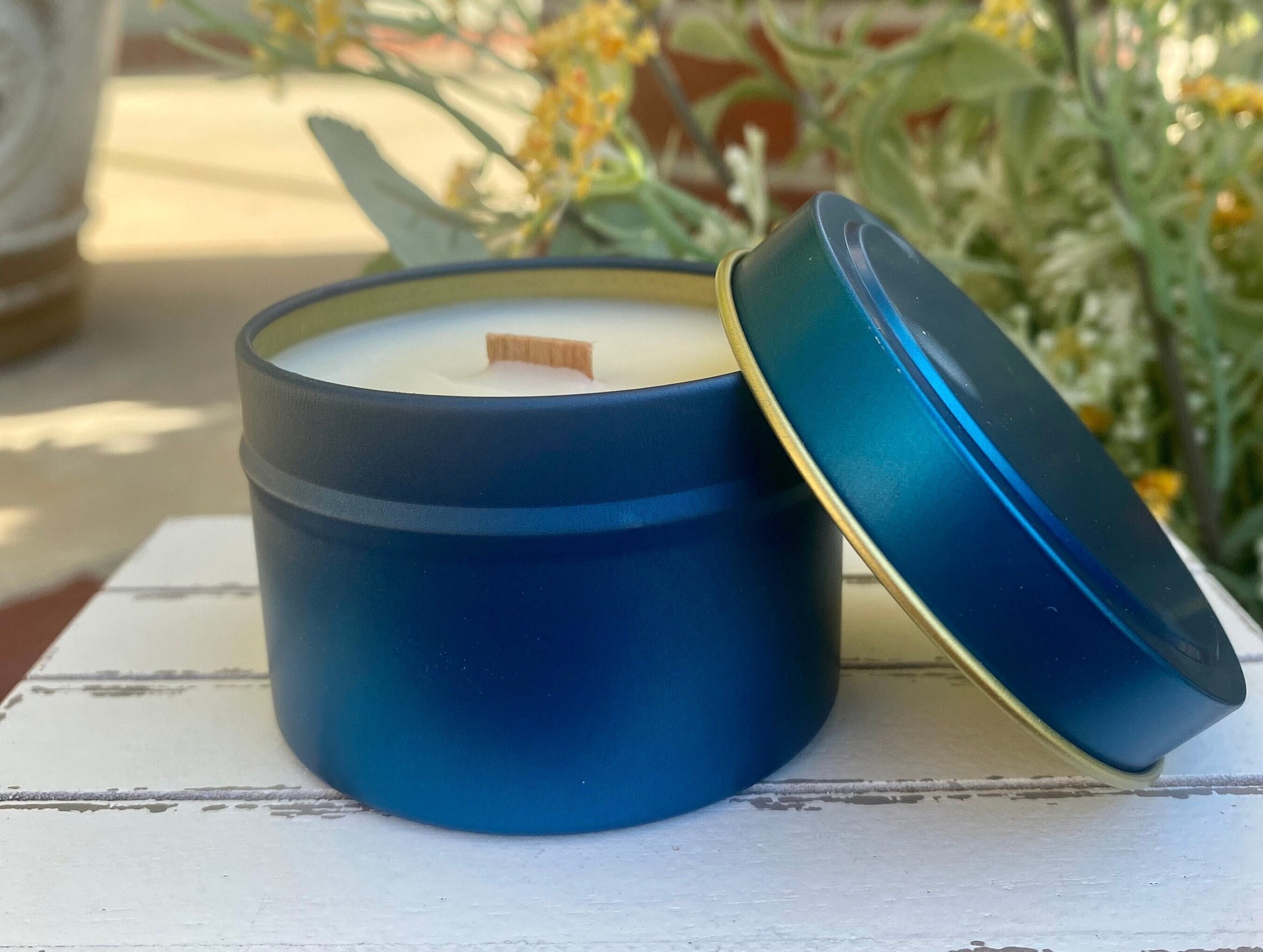 Velas de soja azules en lata de 113 g, elegantes velas sin etiqueta al por mayor, velas de lata de 113 g con marca privada al por mayor, velas de recuerdo con aroma a miel