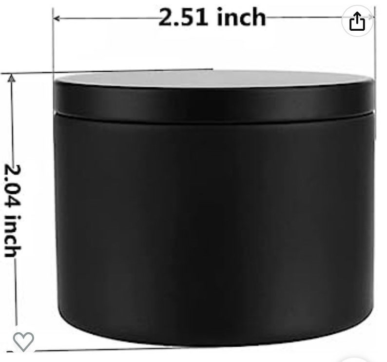 Pu&ograve; includere: Un barattolo cilindrico in metallo nero opaco con coperchio. Il contenitore presenta linee di dimensione stampate che indicano un diametro di 6,38 cm e un'altezza di 5,18 cm. L'oggetto ha una superficie liscia a tinta unita e un design semplice.