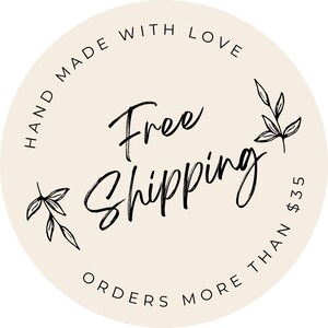 以下が含まれることがあります： 手書きフォントで「Free Shipping」と書かれた丸いステッカー。ステッカーの縁には「Hand Made With Love」と「Orders More Than」の文字が入っています。葉のイラストが描かれています。