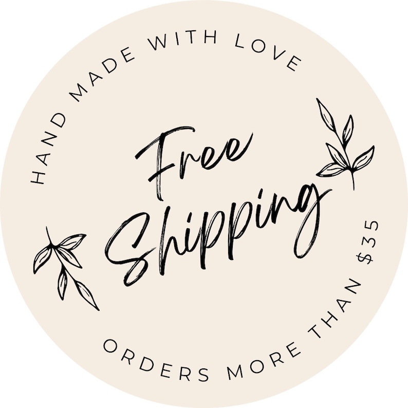 以下が含まれることがあります： 手書きフォントで「Free Shipping」と書かれた丸いステッカー。ステッカーの縁には「Hand Made With Love」と「Orders More Than」の文字が入っています。葉のイラストが描かれています。