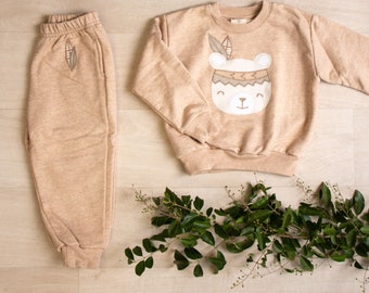 Biologisch inheems katoen, Peruaanse GOTS geborstelde fleece sweatshirt en joggingbroek set. Gender neutrale Pakucho Natuurlijke Kleur Beer Applique