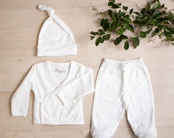 Hallo schat! Coming Home Outfit van biologisch katoen Babycadeau New Born Set. Babykimonoset bestaande uit een babymutsje, een babykimonotopje en een babybroekje van Pima Cotton.
