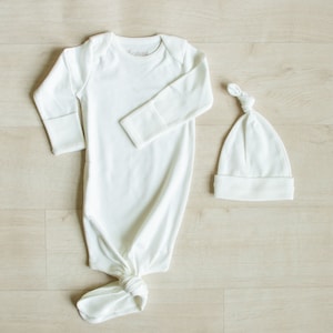 Organic Cotton Knotted Baby Gown Set with Hat, neutral baby sleeper, hospital baby sleeper, Infant gown GOTS certified Pima Cotton gown set