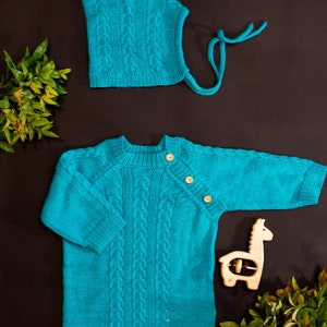 Blue Cable Knit Wool Romper en Bonnet Set: Baby Alpaca Wol Gebreide Gift Set voor Baby of Peuters. Kabel Gebreide Wol Set met Hoed Baby Alpaca afbeelding 4