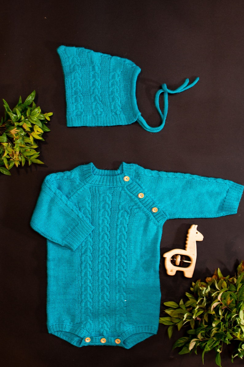 Blue Cable Knit Wool Romper en Bonnet Set: Baby Alpaca Wol Gebreide Gift Set voor Baby of Peuters. Kabel Gebreide Wol Set met Hoed Baby Alpaca afbeelding 4