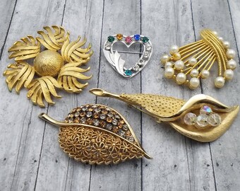 Vintage PARCO Faux Pearl Cluster Gold Textured Leafy Lily Flower Pin Brooch Leaf