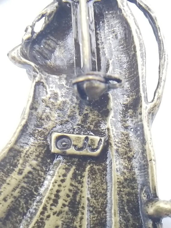 Broche Ancienne Hospital – Collection Artifacts Par Jonette Jewelry (JJ) – Années 80