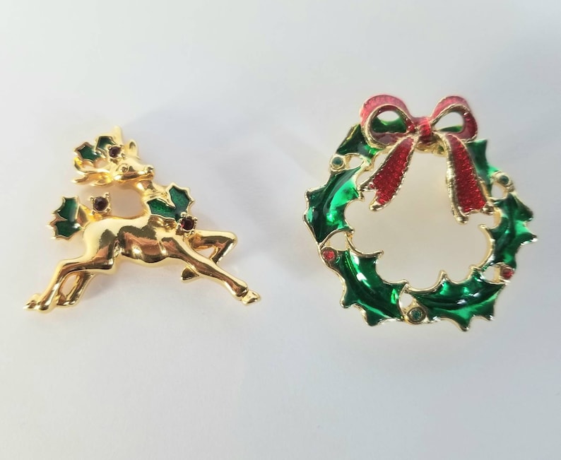 Avon Reindeer Tac Pin Vintage Christmas Jewelry Vintage Holiday Brooch Set Unsigned Wreath Brooch