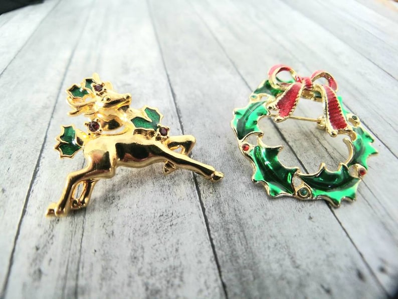 Avon Reindeer Tac Pin Vintage Christmas Jewelry Vintage Holiday Brooch Set Unsigned Wreath Brooch