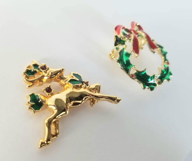 Avon Reindeer Tac Pin Vintage Christmas Jewelry Vintage Holiday Brooch Set Unsigned Wreath Brooch