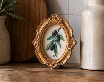 Handgemaltes Mini-Oliven-Kunstwerk im Rahmen – Cottagecore-Schminktischdeko, romantischer Regalakzent, kleines gerahmtes Originalgemälde