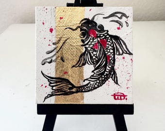 Mini tela dipinta a mano con cavalletto in legno – Opera d'arte con pesci koi di ispirazione giapponese | Piccola decorazione da scrivania | Regalo unico
