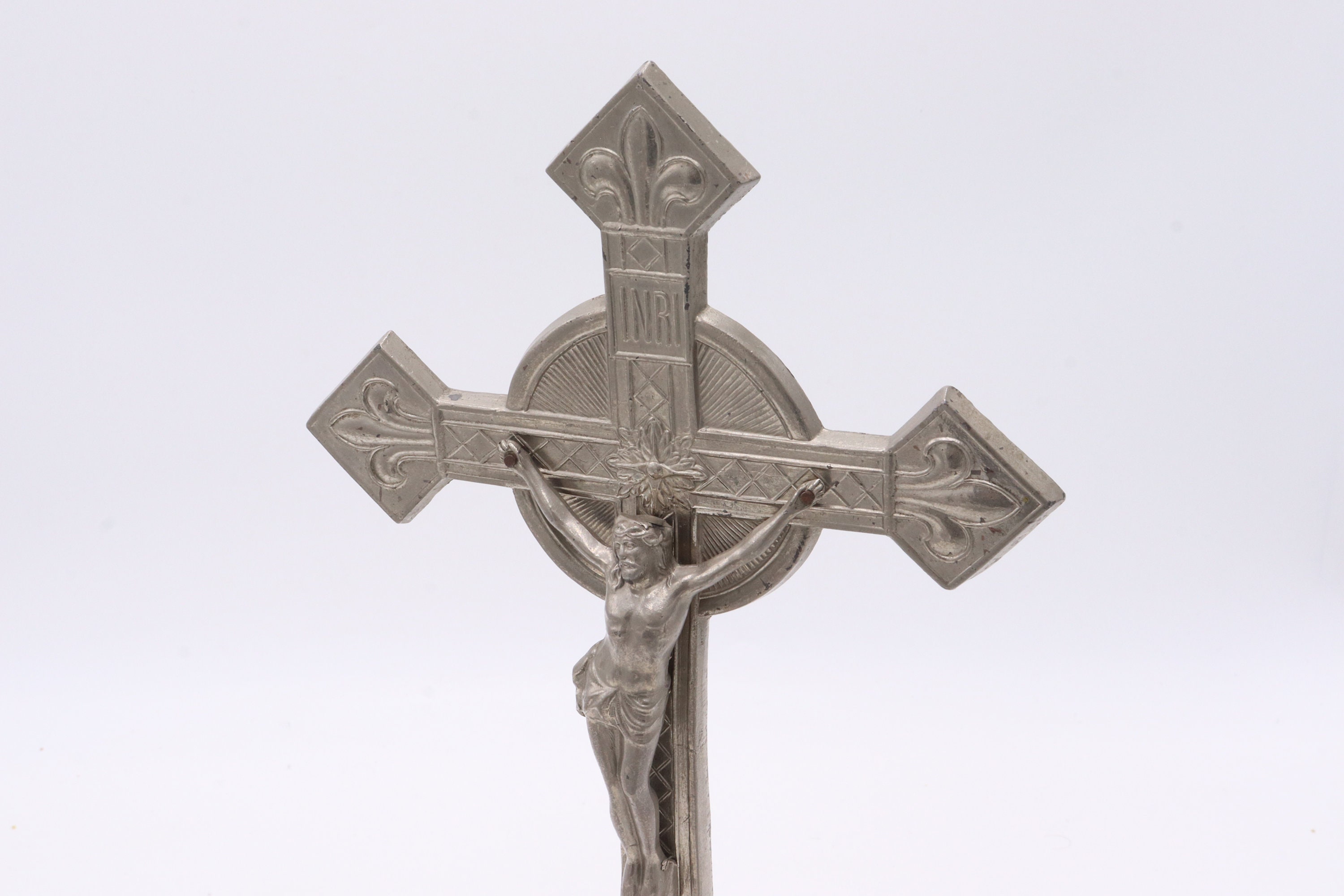 Crucifijo de pared de pie de altar católico de metal antiguo INRI ￼s 8 “Red  
