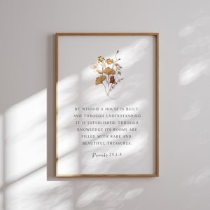 K&ouml;nnte beinhalten: Ein gerahmter Wandkunstdruck mit einem kleinen Strau&szlig; getrockneter brauner und gelber Blumen &uuml;ber dem Text: BY WISDOM A HOUSE IS BUILT, AND THROUGH UNDERSTANDING IT IS ESTABLISHED: THROUGH KNOWLEDGE ITS ROOMS ARE FILLED WITH RARE AND BEAUTIFUL TREASURES. Proverbs 24:3-4.