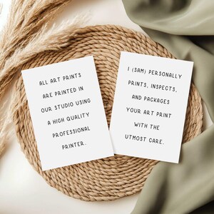 K&ouml;nnte beinhalten: Zwei rechteckige wei&szlig;e Karten mit schwarzem serifenlosem Text. Die linke Karte lautet: ALL ART PRINTS ARE PRINTED IN OUR STUDIO USING A HIGH QUALITY PROFESSIONAL PRINTER. Die rechte Karte lautet: I (SAM) PERSONALLY PRINTS, INSPECTS, AND PACKAGES YOUR ART PRINT WITH THE UTMOST CARE.