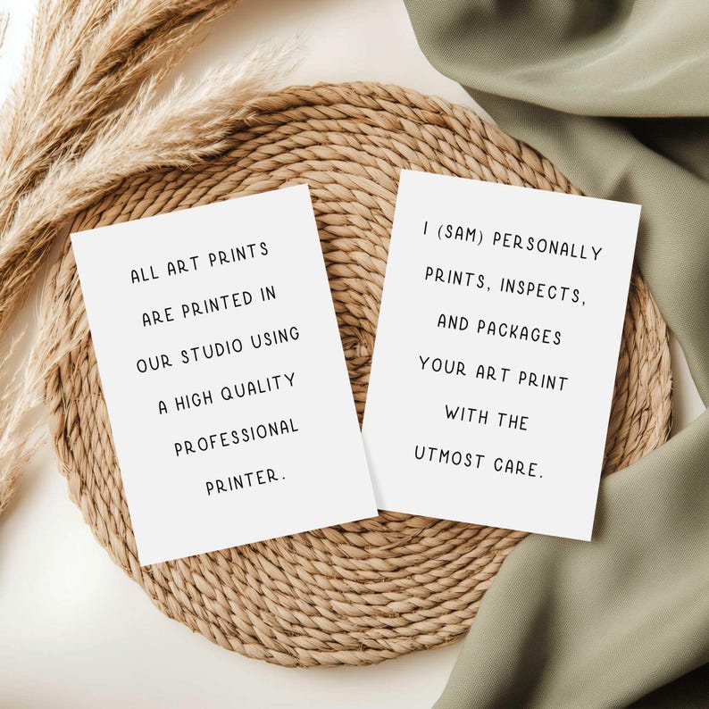 K&ouml;nnte beinhalten: Zwei rechteckige wei&szlig;e Karten mit schwarzem serifenlosem Text. Die linke Karte lautet: ALL ART PRINTS ARE PRINTED IN OUR STUDIO USING A HIGH QUALITY PROFESSIONAL PRINTER. Die rechte Karte lautet: I (SAM) PERSONALLY PRINTS, INSPECTS, AND PACKAGES YOUR ART PRINT WITH THE UTMOST CARE.